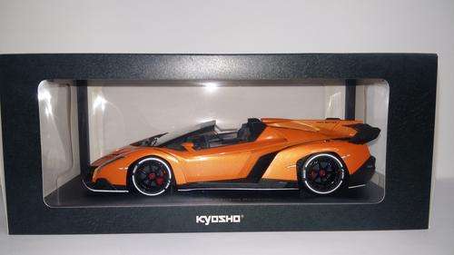 Lamborghini Veneno Roadster 1:18 Orange/White line Kyosho Model C095020RW